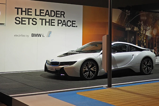 Der I8 von BMW wird auf einer Messe präsentiert. Der Supersportwagen steht auf dem schwarzen Eventboden von WARCO, der den Asphalt einer Straße nachempfindet.