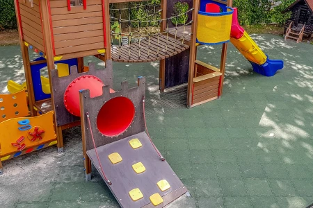 Fallschutzmatten von WARCO bieten zertifizierte Sicherheit auf jeden öffentlich genutzten Spielplatz, so wie es die Norm EN 1176 vorschreibt.