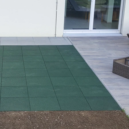 Grasgrüne Terrassenplatten – Stilvolle und robuste Bodenlösung für Außenbereiche