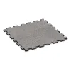Spiel-Bodenbelag von WARCO im Farbdesign Sivi melange mit den Abmessungen 1000 x 1000 x 30 mm. Produktfoto von Artikel 4569 in der Aufsicht von schräg vorne.