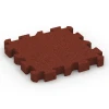 Puzzle plošča za otroška igrišča von WARCO im Farbdesign Opečno rdeča mit den Abmessungen 50 x 50 x 6 cm | 0,25 m². Produktfoto von Artikel 6310 in der Aufsicht von schräg vorne.