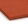 Detailaufnahme der Randausprägung von WARCO-Produkt 3641, Stallmatte pro, Format 1000 x 1000 x 40 mm, Farbe Opečno rdeča.