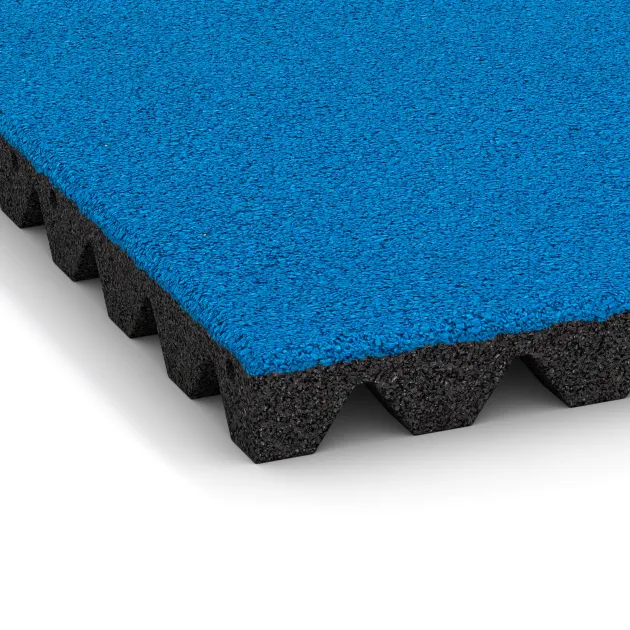 Detailaufnahme der Randausprägung von WARCO-Produkt 5532, Varnostna gumijasta plošča za otroška igrišča 4,5 cm - EN 1177 ≤ 135 cm, Format 500 x 500 x 45 mm, Farbe Nebe modra.