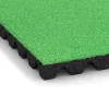 Detailaufnahme der Randausprägung von WARCO-Produkt 5536, Varnostna gumijasta plošča za otroška igrišča 4,5 cm - EN 1177 ≤ 135 cm, Format 500 x 500 x 45 mm, Farbe Pomladno zelena.