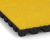 Detailaufnahme der Randausprägung von WARCO-Produkt 5537, Varnostna gumijasta plošča za otroška igrišča 4,5 cm - EN 1177 ≤ 135 cm, Format 500 x 500 x 45 mm, Farbe Citronsko rumena.