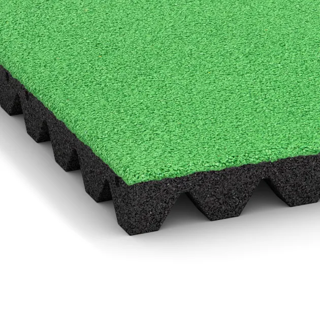 Detailaufnahme der Randausprägung von WARCO-Produkt 0685, Gumijasta varovalna plošča za otroška igrišča, Format 500 x 500 x 50 mm, Farbe Pomladno zelena.