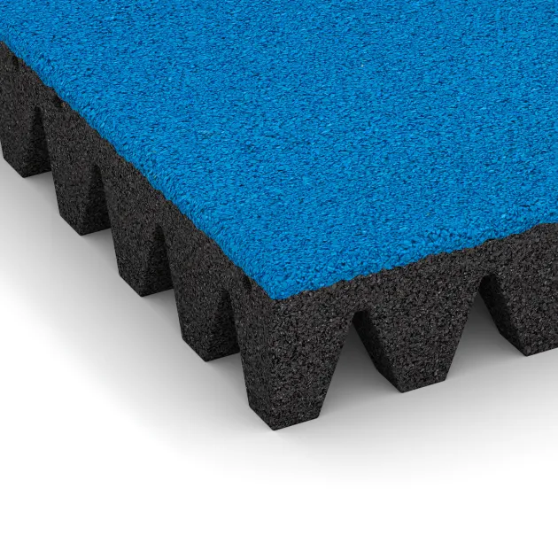 Detailaufnahme der Randausprägung von WARCO-Produkt 0717, Gumijasta varovalna plošča za otroška igrišča, Format 500 x 500 x 80 mm, Farbe Nebe modra.