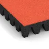 Detailaufnahme der Randausprägung von WARCO-Produkt 5608, Varnostna gumijasta plošča za otroška igrišča 8 cm - EN 1177 ≤ 215 cm, Format 500 x 500 x 80 mm, Farbe Svetlo rdeče-oranžna.