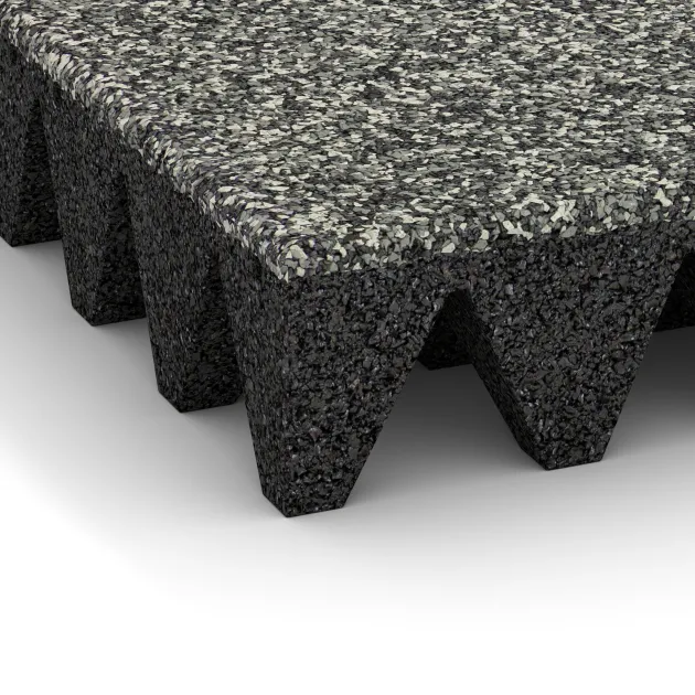 Detailaufnahme der Randausprägung von WARCO-Produkt 5644, Varnostna gumijasta plošča za otroška igrišča 10 cm - EN 1177 ≤ 300 cm, Format 500 x 500 x 100 mm, Farbe Siv granit.
