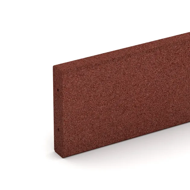 Detailaufnahme der Randausprägung von WARCO-Produkt 2591, Gummi-Randstein (Tiefbord), Format 1000 x 50 x 250 mm, Farbe Opečno rdeča.