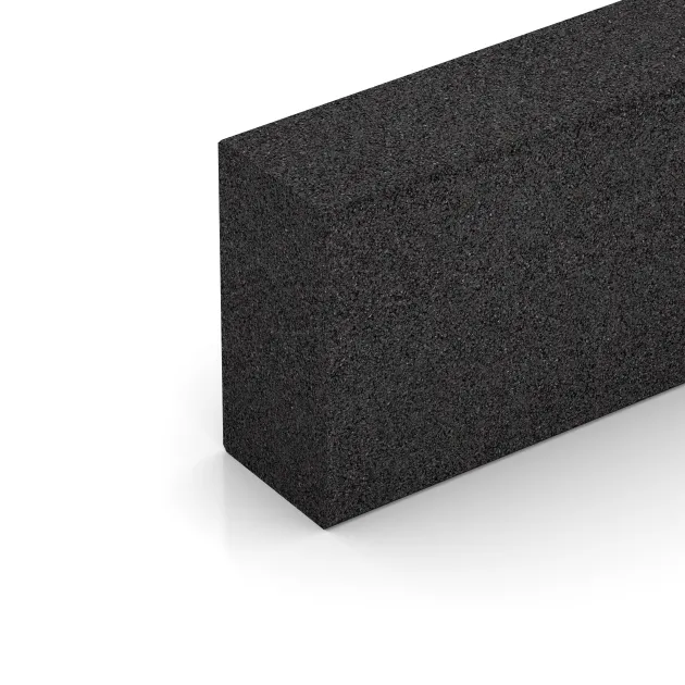 Detailaufnahme der Randausprägung von WARCO-Produkt 2602, Stopnica iz gumnega granulata, Format 1000 x 300 x 150 mm, Farbe Antracit.