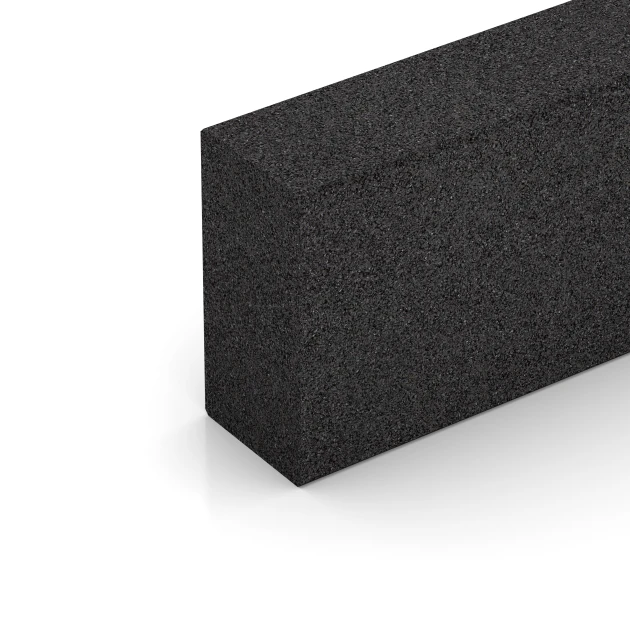 Detailaufnahme der Randausprägung von WARCO-Produkt 7028, Stopnica iz gumnega granulata, Format 100 x 30 x 15 cm, Farbe Antracit.