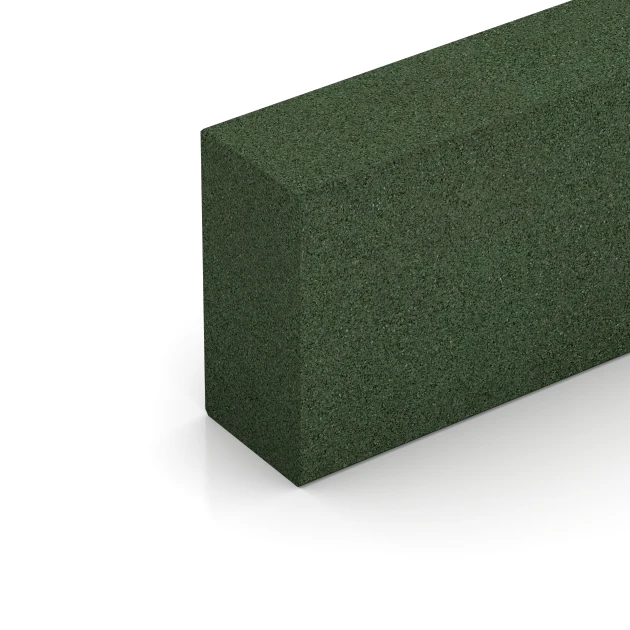 Detailaufnahme der Randausprägung von WARCO-Produkt 7030, Stopnica iz gumnega granulata, Format 100 x 30 x 15 cm, Farbe Travnato zelena.