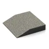 Detailaufnahme der Randausprägung von WARCO-Produkt 3813, Rand-Platte (eine Seite abgeschrägt), Format 500 x 500 x 100 mm, Farbe Svetli granit.