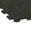 Detailaufnahme der Randausprägung von WARCO-Produkt 1047, Treppenbelag, Format 970 x 970 x 8 mm | 0,94 m, Farbe Lehko rumeno posipana.