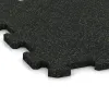 Detailaufnahme der Randausprägung von WARCO-Produkt 0981, Stopniščna ploščica, Format 485 x 485 x 16 mm | 0,235 m², Farbe Lekko zeleni posipani.
