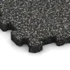 Detailaufnahme der Randausprägung von WARCO-Produkt 5422, Treppenbelag, Format 306 x 306 x 20 mm, Farbe Temno sivi granit.