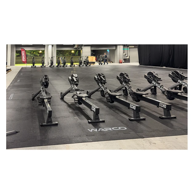 Detailaufnahme der Randausprägung von WARCO-Produkt 6191, Najemna podlaga Fitness Performance Elite, Format 15 × 20 m | 300 m², Farbe Antracit.