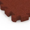 Detailaufnahme der Randausprägung von WARCO-Produkt 6306, Puzzle plošča za otroška igrišča, Format 50 x 50 x 5 cm | 0,25 m², Farbe Opečno rdeča.