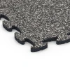 Detailaufnahme der Randausprägung von WARCO-Produkt 6751, Gumijaste plošče za igrišče, Format 44,6 x 44,6 x 1,8 cm, Farbe Temnosivi granit.