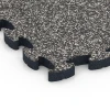 Detailaufnahme der Randausprägung von WARCO-Produkt 6877, Fitnes talna obloga Max, Format 44,6 x 44,6 × 2,8 cm, Farbe Temnosivi granit.