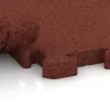 Großaufnahme vom Verbindungssystem von WARCO-Boden 3652 - Paddockmatte im Farbdesign Opečno rdeča. Abmessungen 500 x 500 x 40 mm.