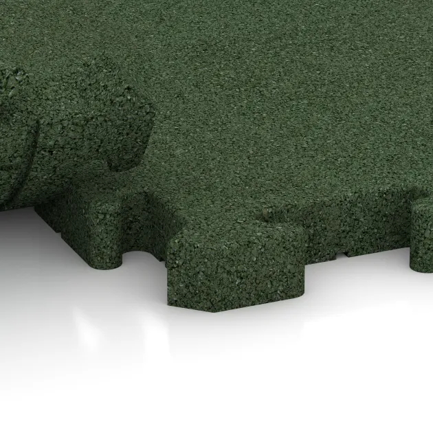 Großaufnahme vom Verbindungssystem von WARCO-Boden 4082 - Paddockmatte im Farbdesign Travna zelena. Abmessungen 500 x 500 x 40 mm.
