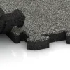 Großaufnahme vom Verbindungssystem von WARCO-Boden 3407 - Fitnes zaščitna podlaga HD im Farbdesign Siv granit. Abmessungen 1000 x 1000 x 40 mm.