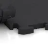 Großaufnahme vom Verbindungssystem von WARCO-Boden 2612 - Fitnes Podlaga Studio im Farbdesign Antracit. Abmessungen 500 x 500 x 30 mm.