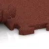 Großaufnahme vom Verbindungssystem von WARCO-Boden 2792 - Gehwegplatte im Farbdesign Opečno rdeča. Abmessungen 500 x 500 x 30 mm.