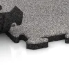 Großaufnahme vom Verbindungssystem von WARCO-Boden 4569 - Spiel-Bodenbelag im Farbdesign Sivi melange. Abmessungen 1000 x 1000 x 30 mm.