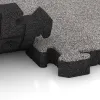 Großaufnahme vom Verbindungssystem von WARCO-Boden 4563 - Gumijasta športna podlaga HD im Farbdesign Sivi melange. Abmessungen 500 x 500 x 50 mm.