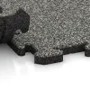 Großaufnahme vom Verbindungssystem von WARCO-Boden 5021 - Robna plošča im Farbdesign Siv granit. Abmessungen 1000 x 485 x 30 mm.