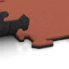 Großaufnahme vom Verbindungssystem von WARCO-Boden 6218 - Športna plošča 1,8 cm im Farbdesign Svetlo rdeče-oranžna. Abmessungen 500 x 500 x 18 mm.