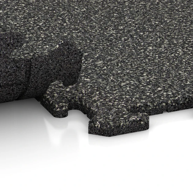 Großaufnahme vom Verbindungssystem von WARCO-Boden 0314 - Fitnes podloga 18 mm im Farbdesign Temnosivi granit. Abmessungen 100 x 100 x 1,8 cm | 1,00 m².