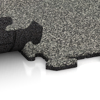 Großaufnahme vom Verbindungssystem von WARCO-Boden 4753 - Robna plošča im Farbdesign Siv granit. Abmessungen 1000 x 485 x 18 mm.