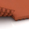 Großaufnahme vom Verbindungssystem von WARCO-Boden 3644 - Visokokakovostna gumijasta podloga za hlev im Farbdesign Opečno rdeča. Abmessungen 100 × 50 × 5,5 cm.