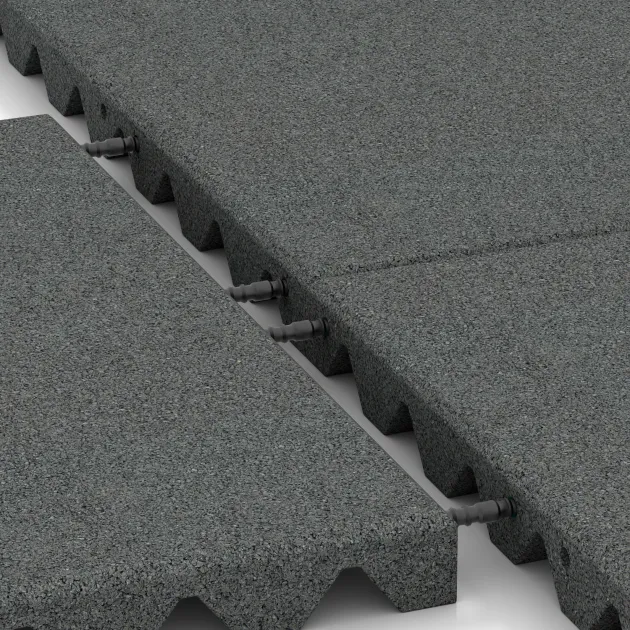 Großaufnahme vom Verbindungssystem von WARCO-Boden 0625 - Gumijasta varovalna plošča za otroška igrišča im Farbdesign Lupkovosiva. Abmessungen 500 x 500 x 40 mm.