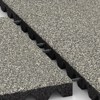 Großaufnahme vom Verbindungssystem von WARCO-Boden 5544 - Varnostna gumijasta plošča za otroška igrišča 4,5 cm - EN 1177 ≤ 135 cm im Farbdesign Svetli granit. Abmessungen 500 x 500 x 45 mm.