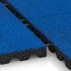 Großaufnahme vom Verbindungssystem von WARCO-Boden 5530 - Varnostna gumijasta plošča za otroška igrišča 4,5 cm - EN 1177 ≤ 135 cm im Farbdesign Chagall modra. Abmessungen 500 x 500 x 45 mm.
