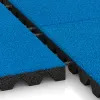 Großaufnahme vom Verbindungssystem von WARCO-Boden 5532 - Varnostna gumijasta plošča za otroška igrišča 4,5 cm - EN 1177 ≤ 135 cm im Farbdesign Nebe modra. Abmessungen 500 x 500 x 45 mm.