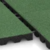 Großaufnahme vom Verbindungssystem von WARCO-Boden 5538 - Varnostna gumijasta plošča za otroška igrišča 4,5 cm - EN 1177 ≤ 135 cm im Farbdesign Bledo zelena. Abmessungen 500 x 500 x 45 mm.