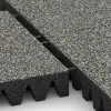 Großaufnahme vom Verbindungssystem von WARCO-Boden 5367 - Gumijasta varovalna plošča za otroška igrišča im Farbdesign Siv granit. Abmessungen 500 x 500 x 80 mm.