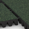 Großaufnahme vom Verbindungssystem von WARCO-Boden 5365 - Gumijasta varovalna plošča za otroška igrišča im Farbdesign Angleška trava. Abmessungen 500 x 500 x 80 mm.