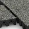 Großaufnahme vom Verbindungssystem von WARCO-Boden 5644 - Varnostna gumijasta plošča za otroška igrišča 10 cm - EN 1177 ≤ 300 cm im Farbdesign Siv granit. Abmessungen 500 x 500 x 100 mm.