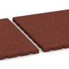 Großaufnahme vom Verbindungssystem von WARCO-Boden 3966 - Gumijasta talna plošča za pse im Farbdesign Opečno rdeča. Abmessungen 50 × 50 × 2,5 cm.