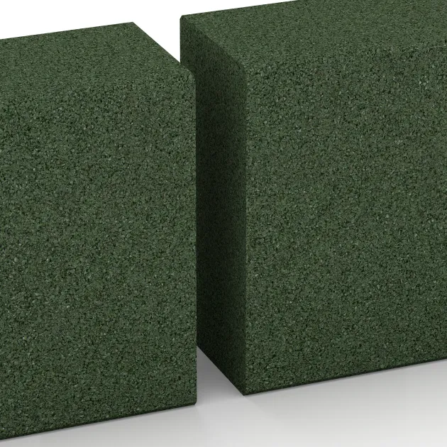 Großaufnahme vom Verbindungssystem von WARCO-Boden 2600 - Gummi-Bordstein (Blockstufe) im Farbdesign Travna zelena. Abmessungen 1000 x 300 x 150 mm.