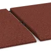 Großaufnahme vom Verbindungssystem von WARCO-Boden 0420 - Rand-Platte (eine Seite abgeschrägt) im Farbdesign Opečno rdeča. Abmessungen 500 x 500 x 30 mm.