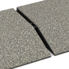 Großaufnahme vom Verbindungssystem von WARCO-Boden 3813 - Rand-Platte (eine Seite abgeschrägt) im Farbdesign Svetli granit. Abmessungen 500 x 500 x 100 mm.