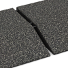 Großaufnahme vom Verbindungssystem von WARCO-Boden 3833 - Eck-Platte (zwei Seiten abgeschrägt) im Farbdesign Temno sivi granit. Abmessungen 500 x 500 x 100 mm.